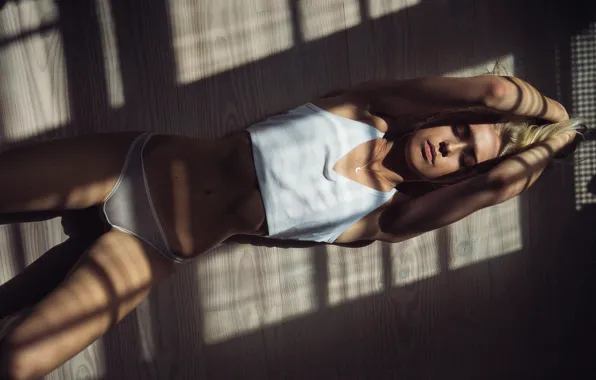Girl, panties, the rays of the sun, Thomas Agatz