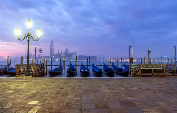 Night, the city, Venice