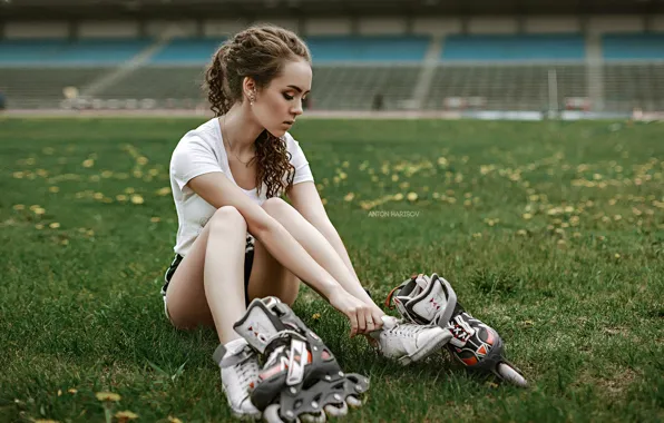 Field, pose, shorts, makeup, Mike, hairstyle, brown hair, beauty