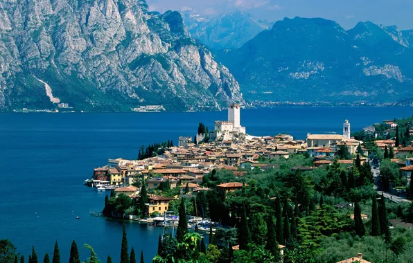 Picture mountains, the city, lake, Italy
