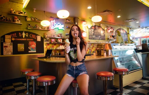 Picture look, girl, face, model, shorts, brunette, t-shirt, ice cream
