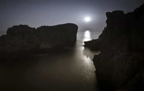 Sea, night, rocks, the moon