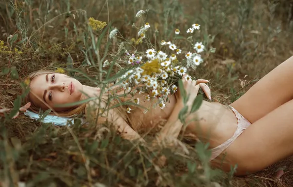 BODY, FIELD, FLOWERS, BROWN hair, FIGURE, CHAMOMILE, BOUQUET, PEER