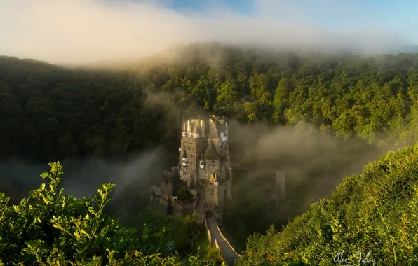 Picture fog, Germany, Eltz Castle, wooded hills