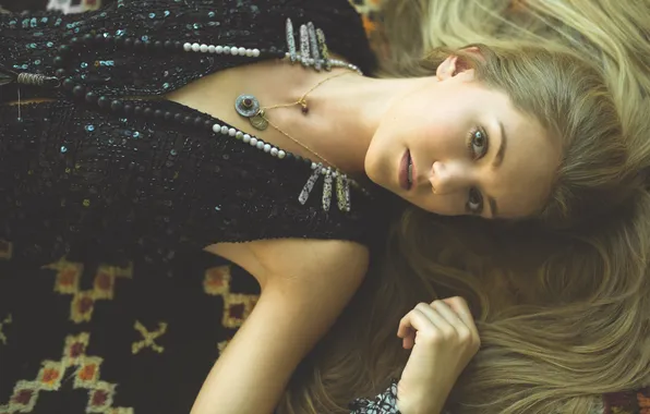 Pose, blonde, pendant