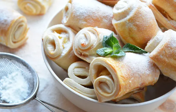 Picture bagel, powdered sugar, mint