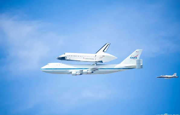 Picture the sky, the plane, Shuttle, Boeing