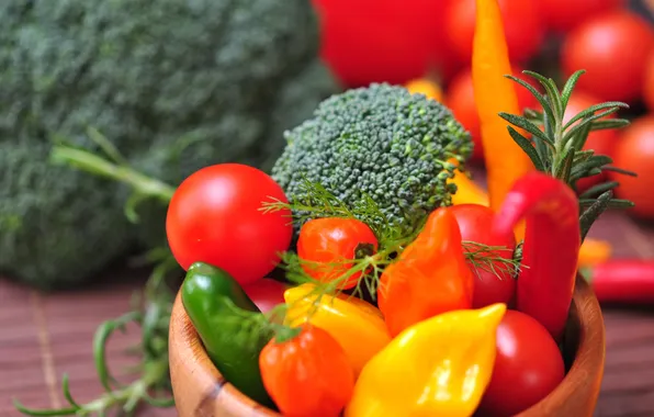 Greens, pepper, vegetables, tomatoes, carrots, broccoli