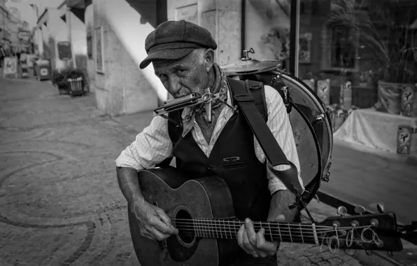Picture the city, street, musician