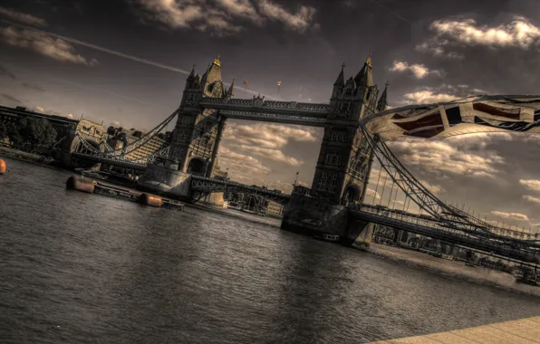 Picture bridge, London, flag, Thames