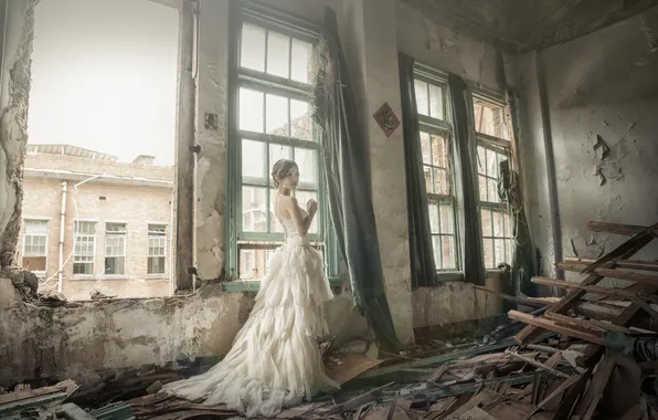 Picture girl, house, dress, the ruins