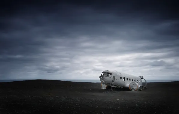 The plane, storm, gray clouds