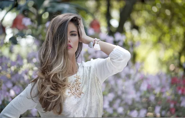 Look, girl, Alba Riquelme