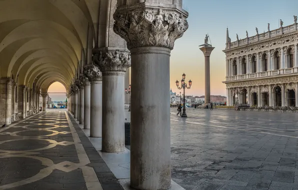 Picture Italy, Venice, the Doge's Palace, Piazzetta, column of St. Theodore