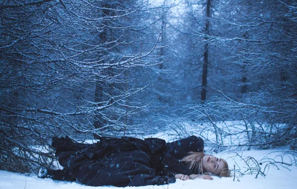 Picture winter, forest, girl, snow, stay