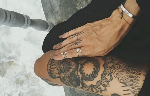 Water, girl, tattoo, bracelet, manicure, tattoo on the hand, slender legs, tattoos on the legs