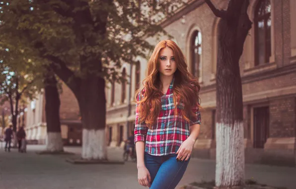 Picture the city, jeans, cell, shirt, redhead