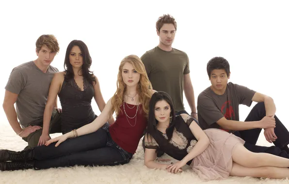 Picture white background, The series, The nine lives of Chloe king, a group of teenagers