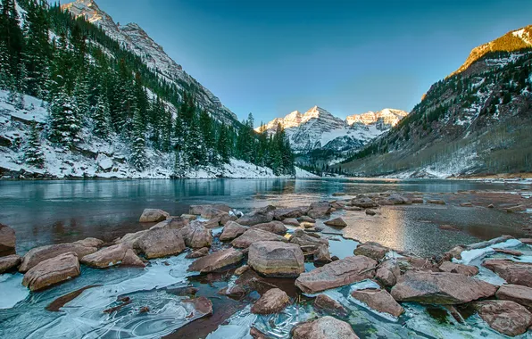 Picture the sky, snow, trees, mountains, lake, stones