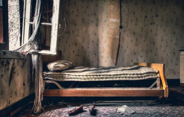 Picture bed, window, naturalism