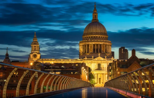 Night, bridge, the building, the dome