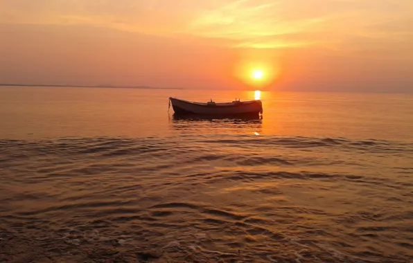 Sea, the sun, boat, haze