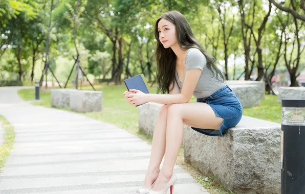 Picture pose, park, denim skirt, denim skirt, Park, beautiful girl, track, slender legs