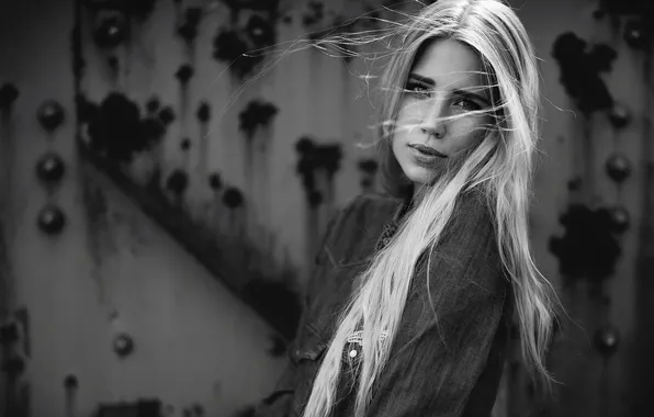 Picture girl, the wind, blonde, freckles, black and white