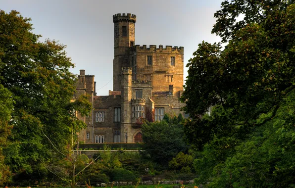 Picture trees, castle, England, Lancashire, Hornby Castle