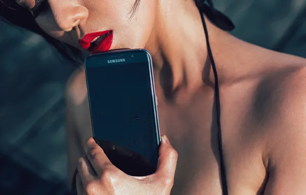 Picture girl, face, lipstick, cellphones
