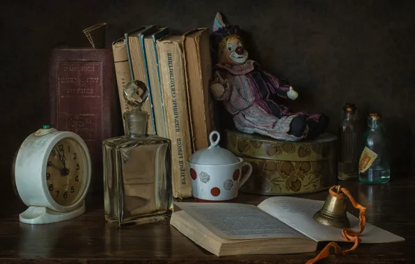 Bubbles, style, toy, watch, books, clown, alarm clock, bottle