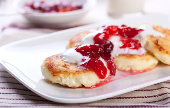 Jam, sour cream, cheesecakes
