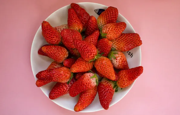 Picture red, berries, strawberry, plate, pink background, saucer
