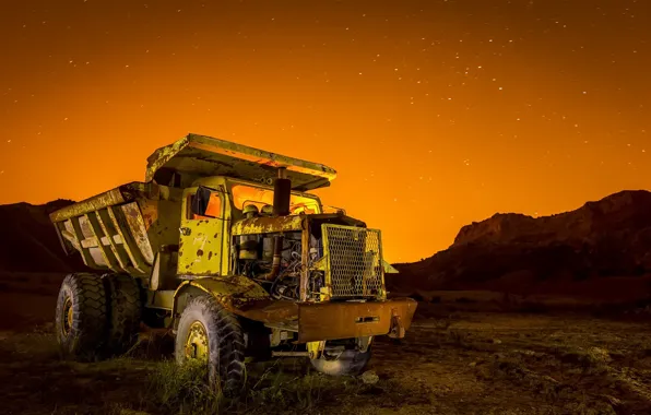 Picture machine, night, dump truck