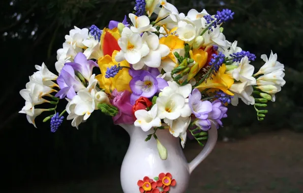 Picture bouquet, petals, vase