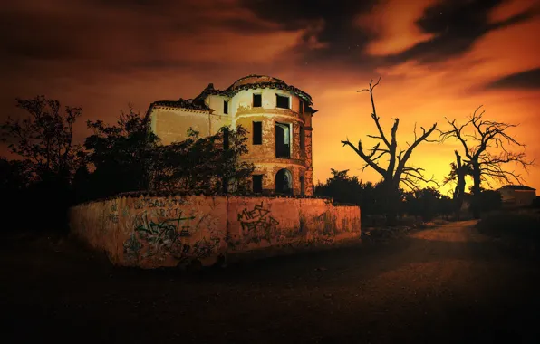 Night, house, ruins