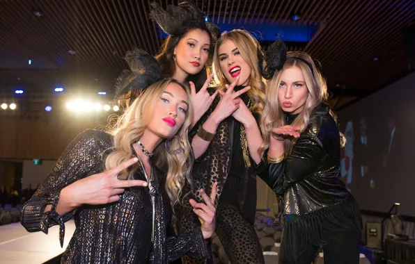 Look, girls, mood