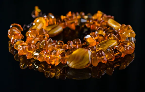 Picture reflection, necklace, amber