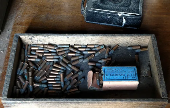 Picture weapons, box, cartridges