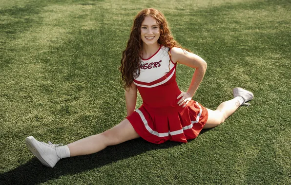 Picture cheerleader, splits, doing, full shot