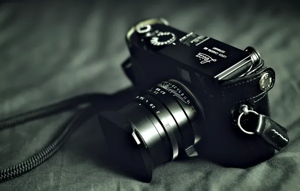 Picture the camera, lens, case, case, shutter, the dark background, aperture, "Leica"