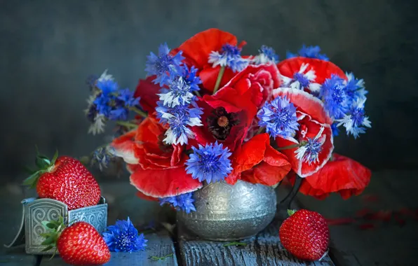 Berries, Maki, bouquet, strawberry, still life, cornflowers, Lionella Zimina