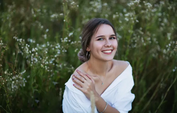 Picture girl, decoration, nature, smile, brunette, grass, shoulders, Evgeniya Brusentsova