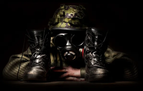 Picture shoes, gas mask, camouflage