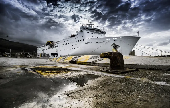 The sky, ship, port