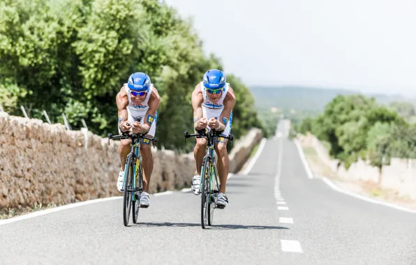 Road, sport, cyclists, athletes, synchronicity, photographer Ronny Kiaulehn