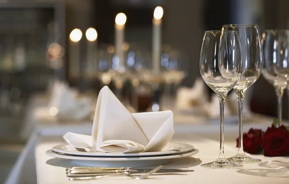 Picture table, candles, glasses, plate, knife, tablecloth, napkin, serving