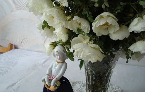 Figurine, shy, may rose