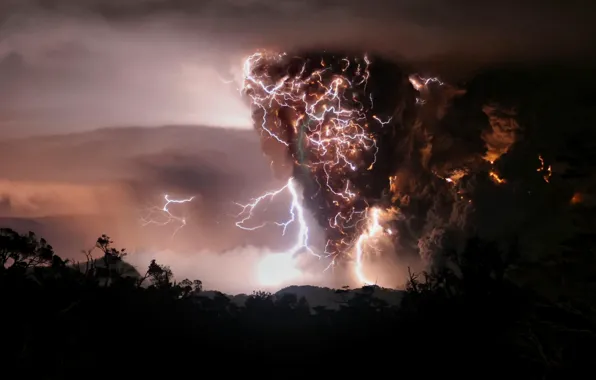 Picture night, zipper, smoke, the volcano, the eruption, Chaiten, Chile