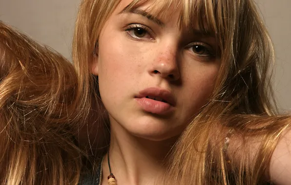 Picture portrait, freckles, Aimee Teegarden